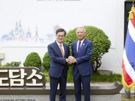 경기도 김동연, “태국은 경기도의 훌륭한 파트너”…태국 노동부 장관 만나 협력 강화 기사 이미지