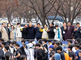 박강수 마포구청장,‘제10회 김대중 평화 마라톤대회’에서 참가자 격려 기사 이미지