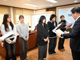 평창군, 2026년 직장운동경기부 레슬링팀 임용장 수여식 개최 기사 이미지