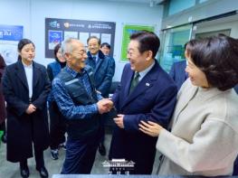 이재명 대통령 부부, '그냥드림' 현장 방문 …'누구든 이용할 수 있도록' 기사 이미지