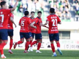 김천상무, 울산전 1대 2 석패…이건희 만회골 속 끝까지 추격 기사 이미지