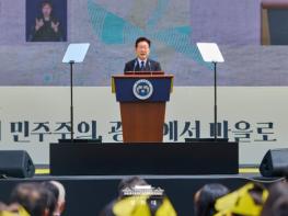 이재명 대통령 부부, 故 노무현 前 대통령 서거 17주기 추도식 사전 환담 기사 이미지