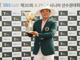 [SBS골프 제30회 KPGA 시니어 선수권대회] FR. 김성용, 와이어 투 와이어 우승… KPGA 챔피언스투어 첫 승 달성 기사 이미지