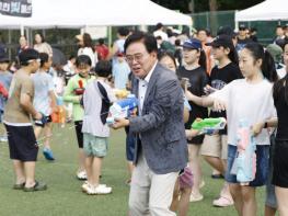 강서구 ‘축구장이 물놀이터로’ 강서 그린 빛 페스타 대성황 기사 이미지