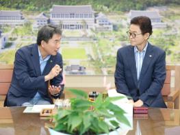 안병윤 예천군수, 이철우 지사 만나 ‘신성장 거점 도약’ 위한 사업 건의 기사 이미지