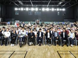 “스포츠로 하나 된 도전과 화합”... 제1회 화성특례시장배 전국장애인 배드민턴대회 개최 기사 이미지