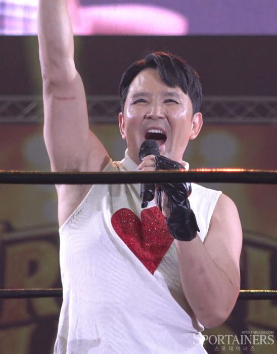 [포토] PWS 링에 오른 코미디언 윤형빈 "타지리를 반드시 꺾겠습니다!" 기사 이미지