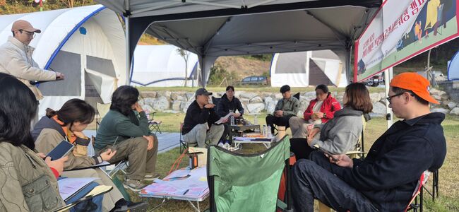  토론에 토론을 거듭하며 아이디어를 심화시키고 있는 참가자들  제공 팩트파인더