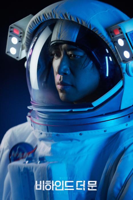 배우 유준상, 17년 만의 소극장 무대 오른다! 1인극 뮤지컬 ‘비하인드 더 문’ 오늘(13일) 첫 공연! 기사 이미지