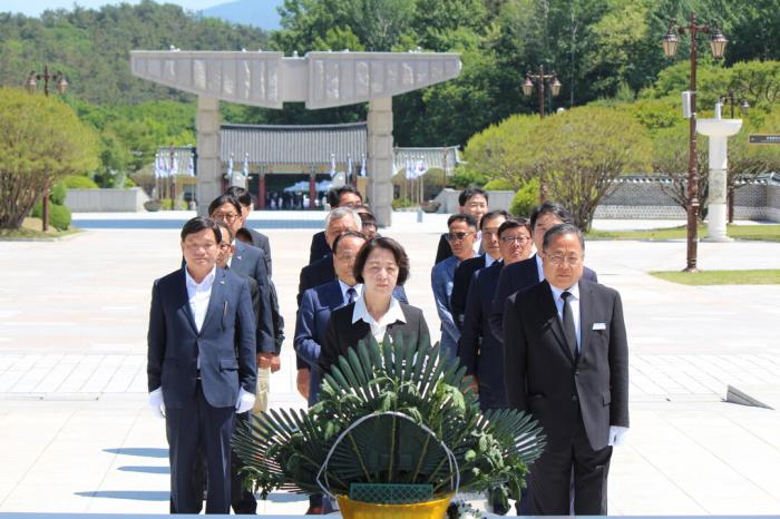 추미애 경기지사 후보, 광주 5·18 참배 "국민 모두가 유족… 온전한 추모 가능해져" 기사 이미지