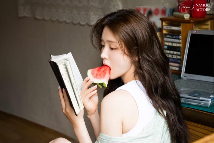 '블랭크, 나무' 6번째 주인공 김지은… 청량함과 몽환미 넘나든 반전 매력 기사 이미지