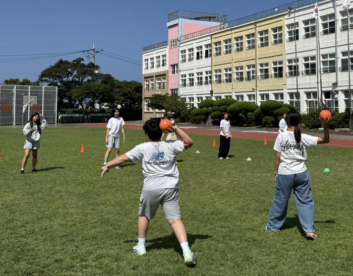 제주까지 찾아간 ‘핸볼’…전국 50개교 2천여 학생, 학교에서 공 잡았다 기사 이미지